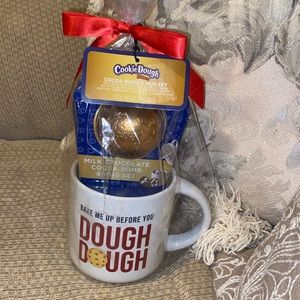 🍪 NWT Cookie Dough Cocoa Bomb & Mug Set
